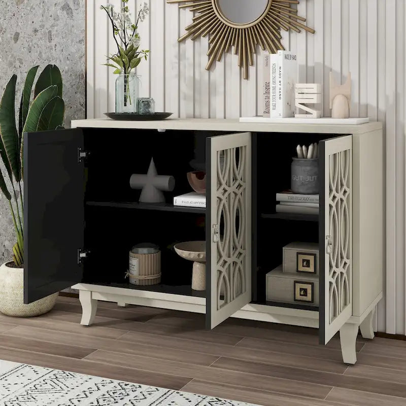 Buffetschrank mit 3 Türen und silberfarbenen Elementen