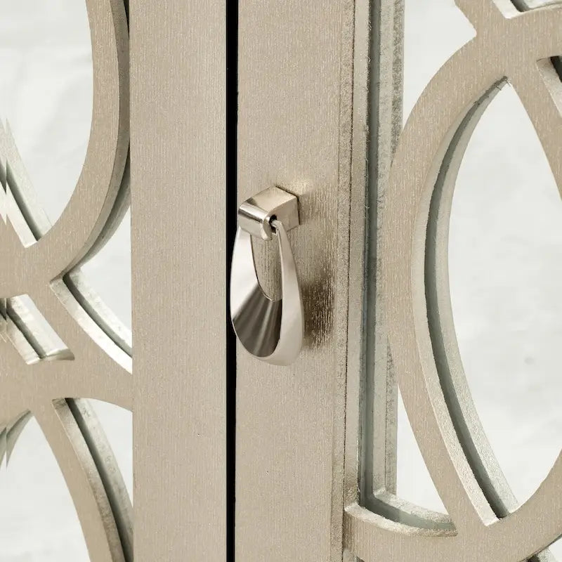 Buffetschrank mit 3 Türen und silberfarbenen Elementen