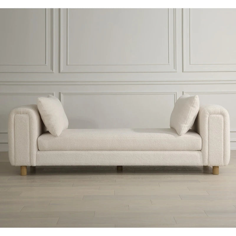 Panca imbottita oversize color avorio, piedini in rovere chiaro e cuscini decorativi