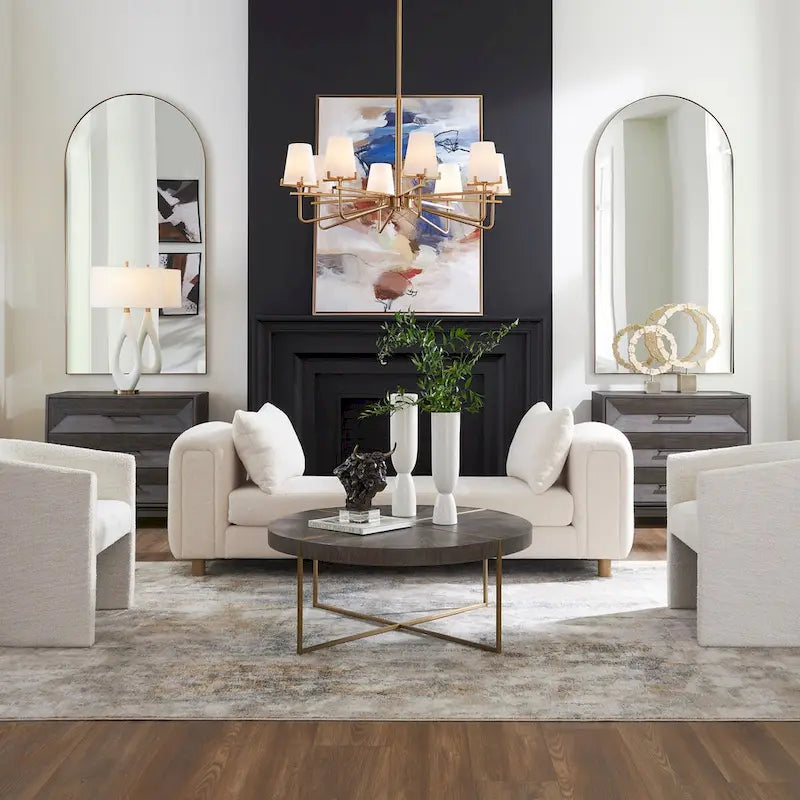 Panca imbottita oversize color avorio, piedini in rovere chiaro e cuscini decorativi