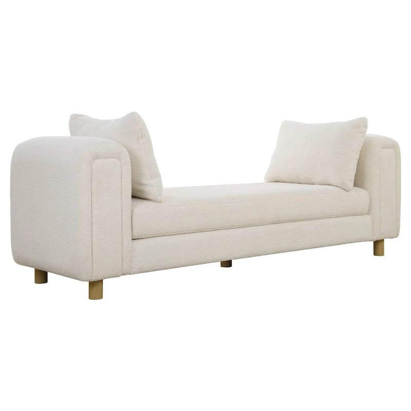 Panca imbottita oversize color avorio, piedini in rovere chiaro e cuscini decorativi